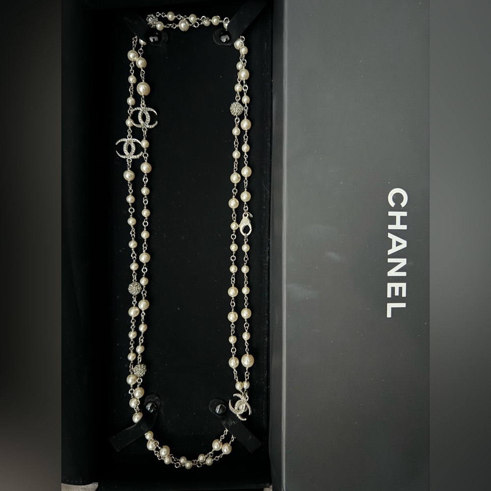 Crescent moon CHANEL pearl necklace